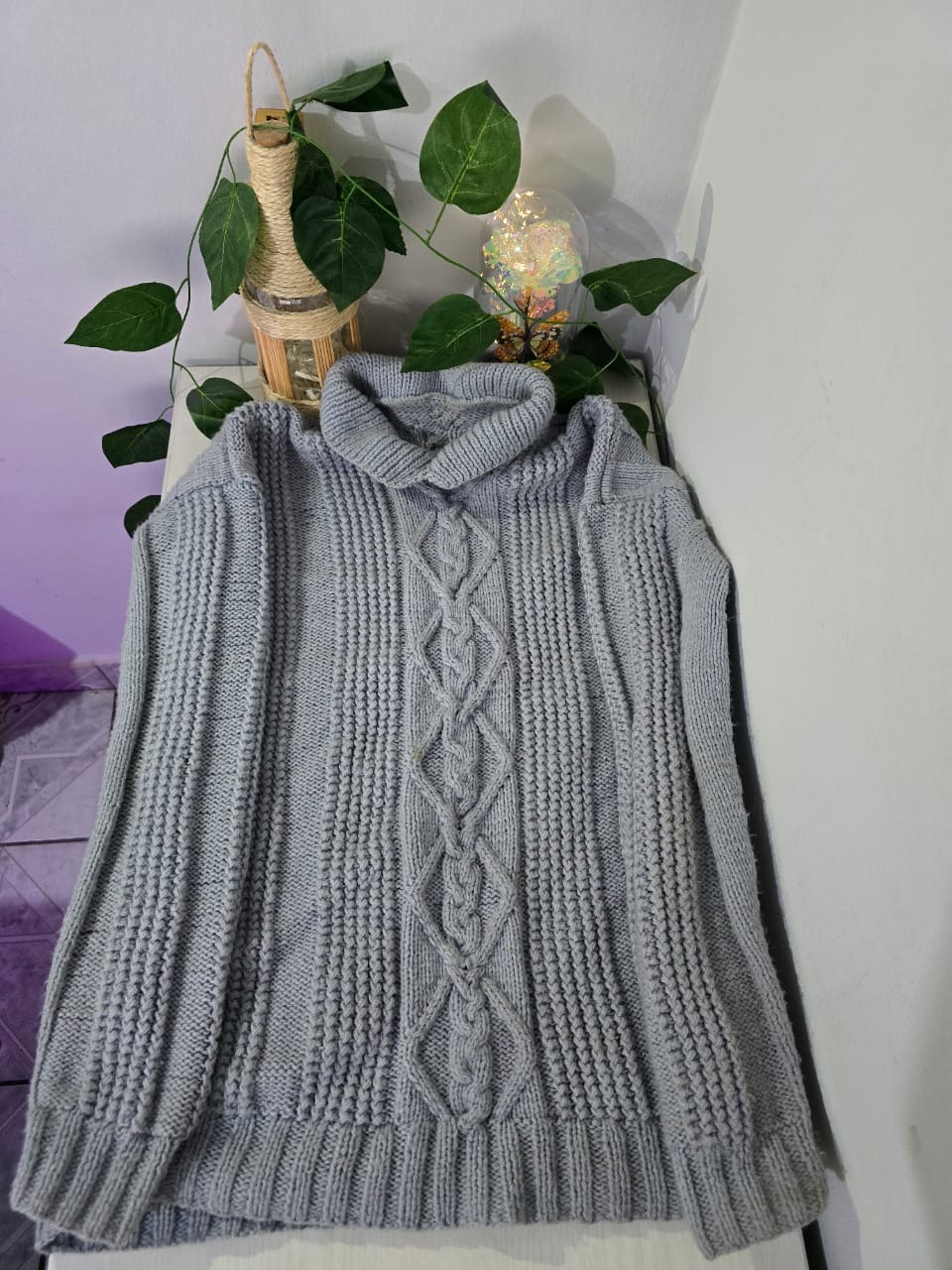 CHOMPA ANDINA GRIS DE CUELLO ALTO – MODELO INTI